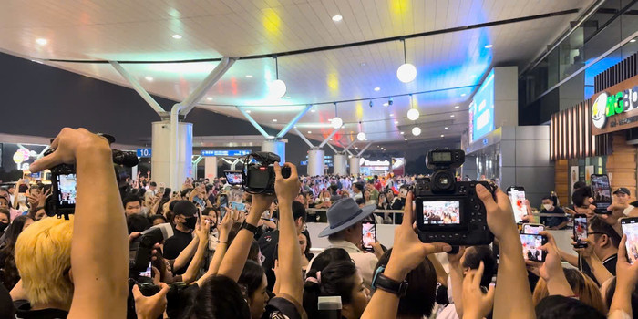 Tại phi trường, hàng trăm người hâm mộ có mặt từ sớm để tiễn Kỳ Duyên trong ngày khởi hành. Nhờ có danh hiệu Hoa hậu Việt Nam, sức hút của nàng hậu tại Miss Universe không thua kém bất kỳ thí sinh nào. Điều này cho thấy Kỳ Duyên có khả năng sẽ lập thành tích ở hạng mục bình chọn nhờ lượng fan hùng hậu. 