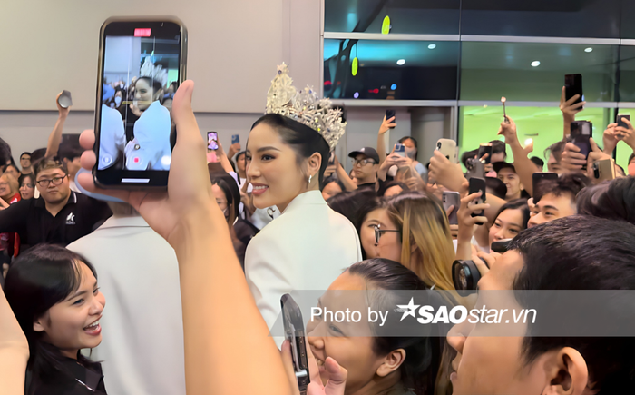 Hoa hậu Kỳ Duyên được vây kín bởi lượng người hâm mộ khủng. Sân bay dường như 'vỡ trận' khi đương kim Miss Universe Vietnam xuất hiện.