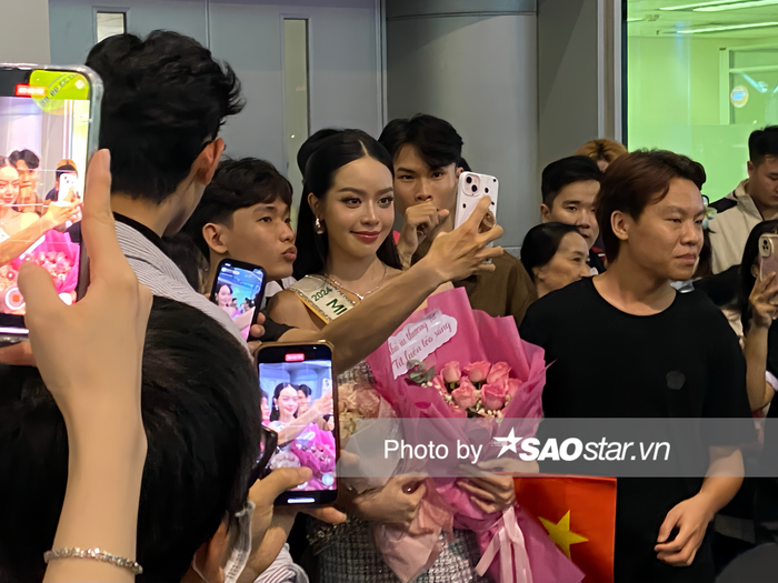 Khung cảnh sân bay khi Hoa hậu Thanh Thủy xuất hiện có phần im ắng hơn Hoa hậu Kỳ Duyên.