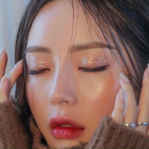 Thay mascara đen thành xu hướng kẻ mắt nhũ và phấn mắt, hoặc mascara màu nâu và đỏ tía.