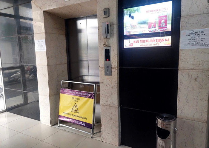 Cư dân Thanh Hà bàng hoàng vì thang máy chung cư trôi tự do giữa chừng.