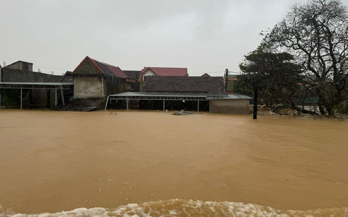 Rốn lũ Quảng Bình: Nước ngập gần đến nóc nhà, người dân trắng đêm không ngủ Ảnh 2