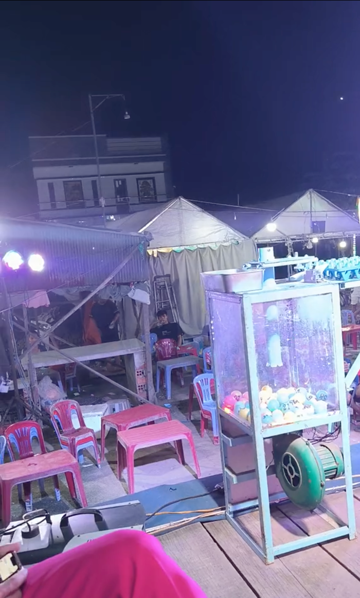 Đáng chú ý, sân khấu này chỉ có vài khán giả, còn lại đều là ghế trống. 