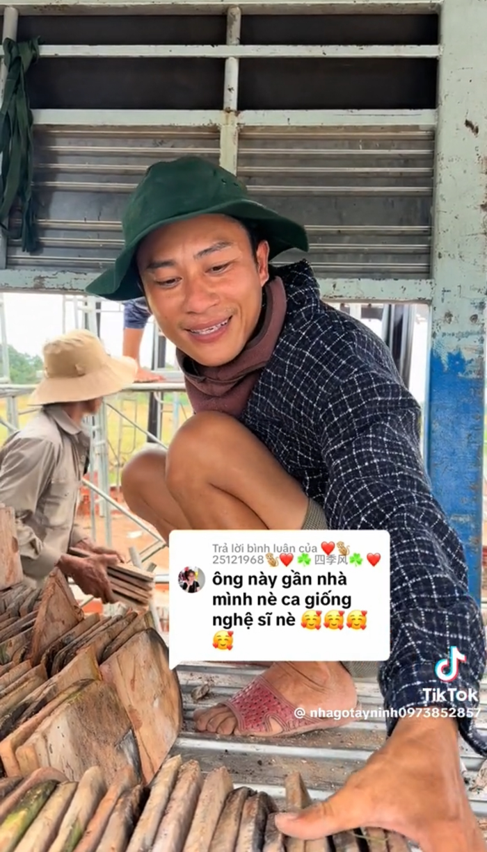 Hình ảnh diễn viên Đông Dương được bắt gặp đi phụ hồ, bốc gạch với diện mạo xuống sắc cách đây chưa lâu.