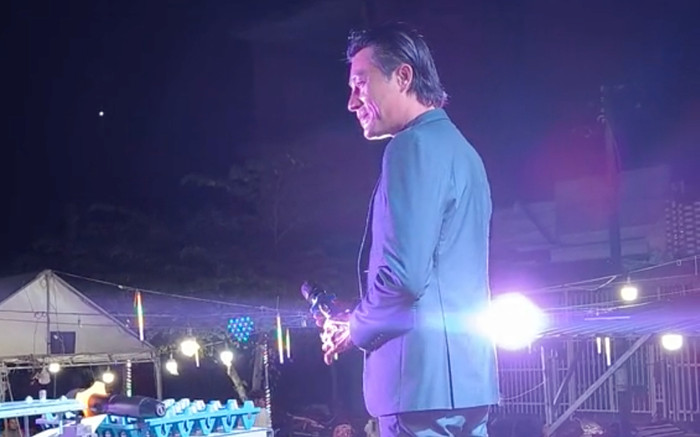 Nam diễn viên nổi tiếng từng được Việt Hương nâng đỡ, nay đi hát hội chợ chỉ vài người xem Ảnh 2