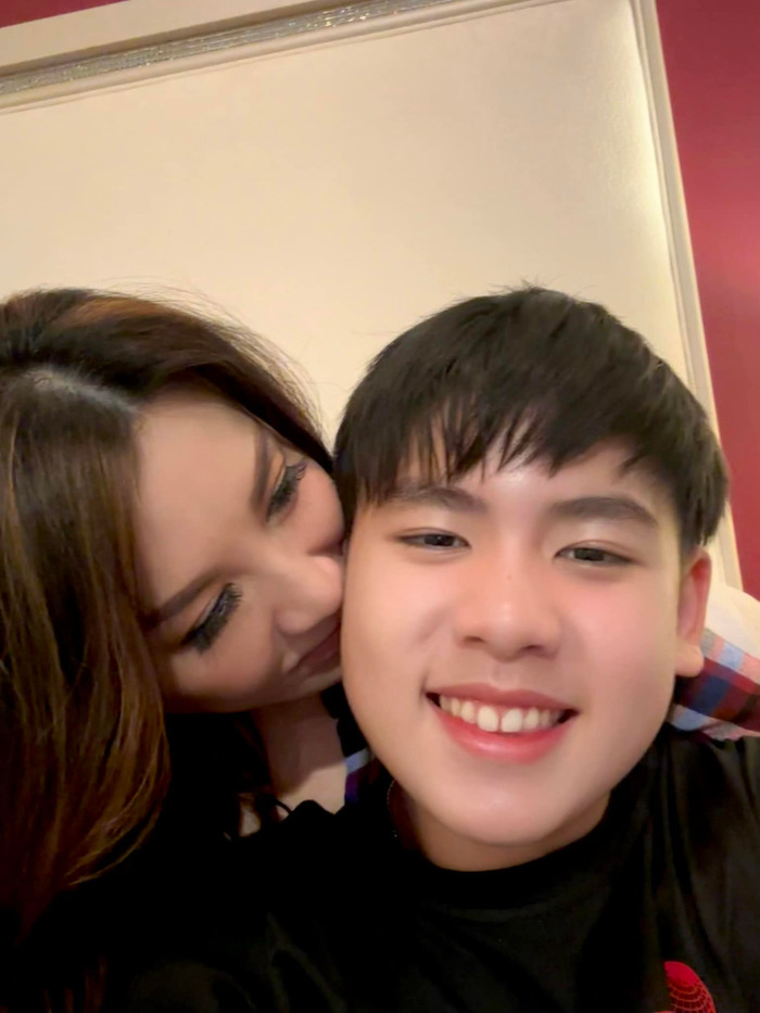 Trizzie Phương Trinh và con trai út.