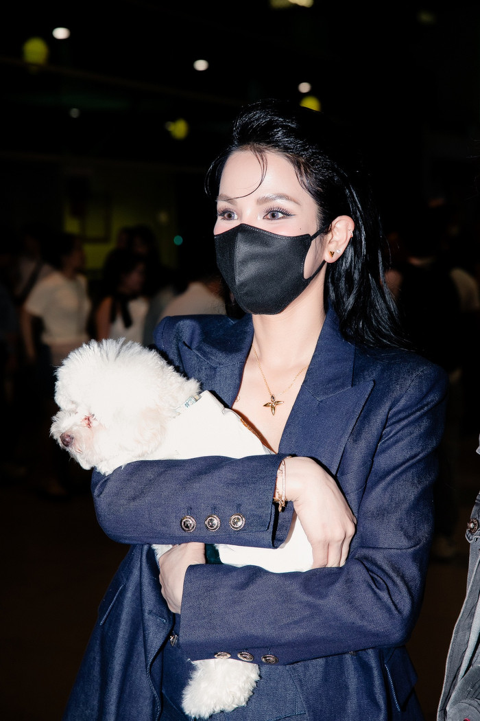 Diệp Lâm Anh bế cún cưng đến tiễn Kỳ Duyên.