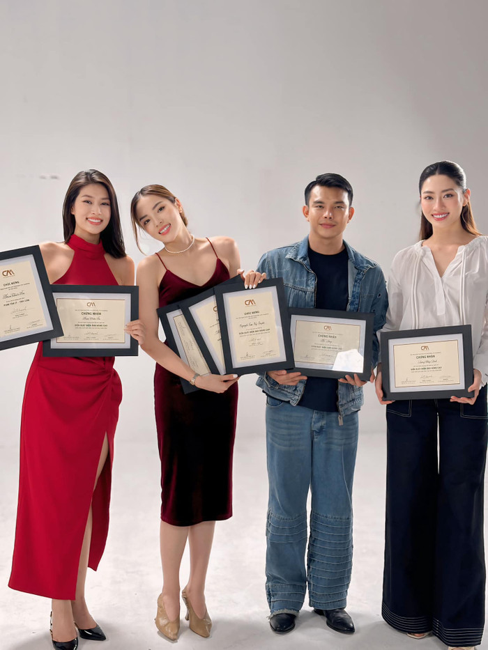 Thiên Ân, Kỳ Duyên, Lương Thuỳ Linh còn cùng nhau học một khoá học về diễn xuất. Ảnh: FBNV