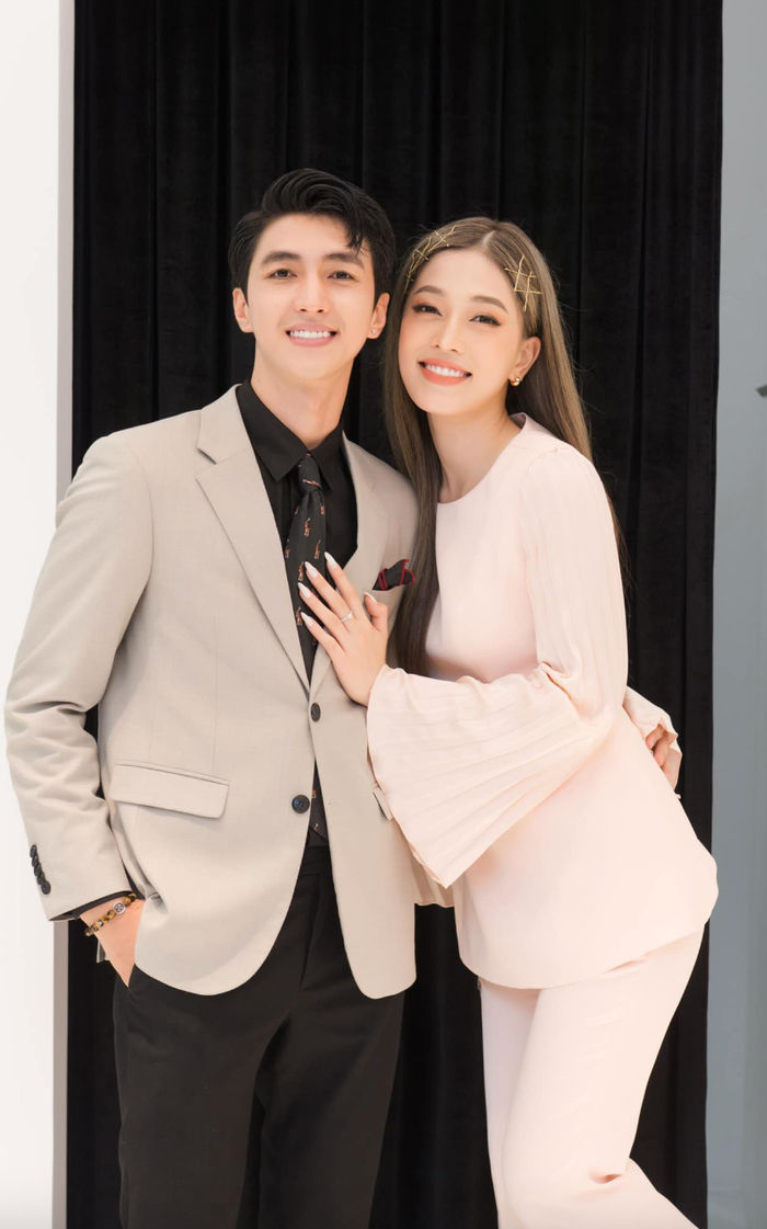 Đôi vợ chồng Á hậu Phương Nga - Bình An là 'cây hài' thứ thiệt, thường xuyên sản xuất những tiểu phẩm trên trang cá nhân.