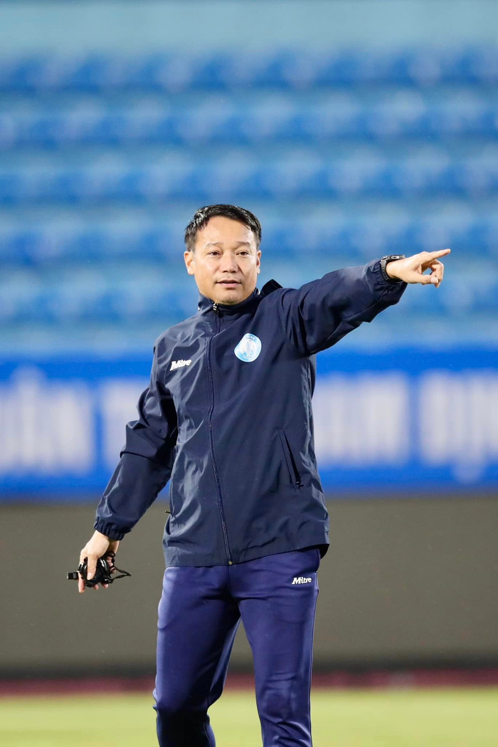 Không ít người hâm mộ bóng đá Nam Định đã để lại bình luận thất vọng với HLV Vũ Hồng Việt. Ảnh: CLB Nam Định