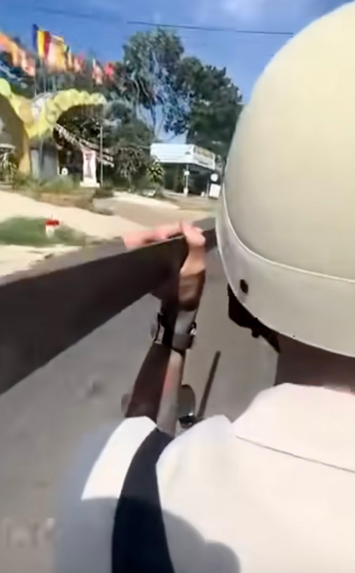 Thấy thế, 2 thanh niên đã nhiệt tình giúp đỡ và nhận được cơn mưa lời khen của cộng đồng mạng.