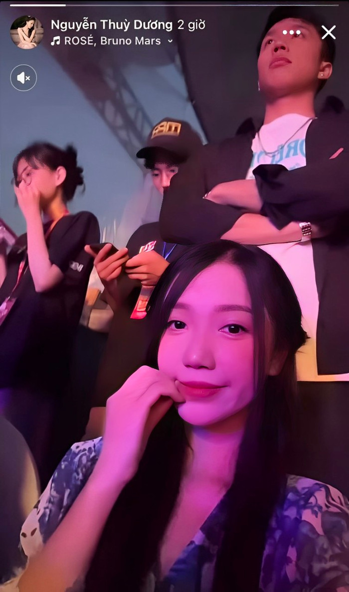 Long Vũ được ví như vệ sĩ của đồng nghiệp nữ xinh đẹp.