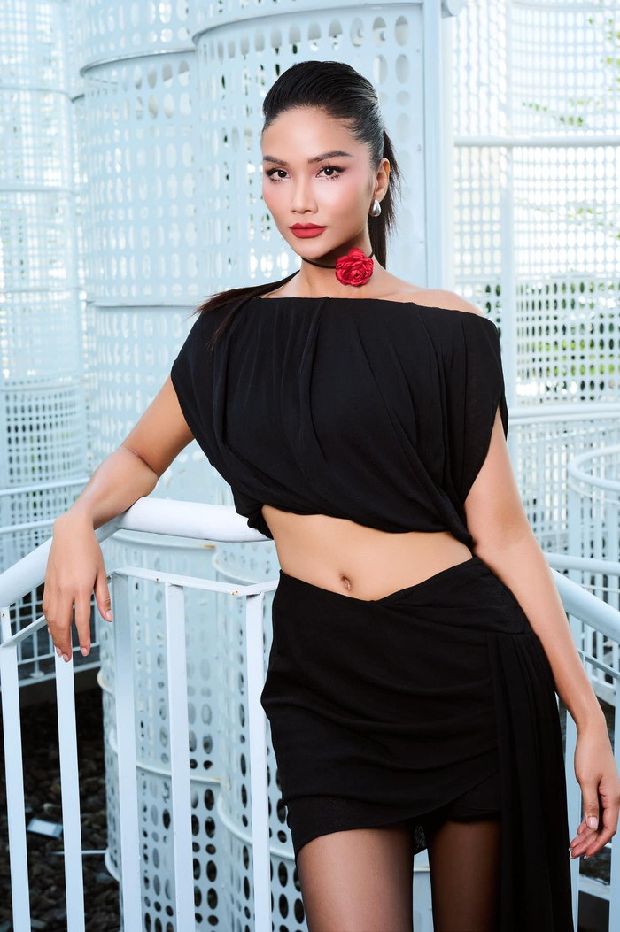 H'Hen Niê tiết lộ bản thân ế từ khi đi học đến lúc thi hoa hậu.