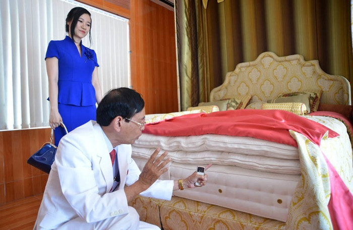 Ông còn nổi tiếng khi rất chịu chơi.