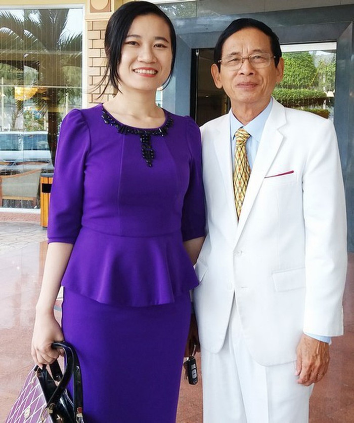 Vị đại gia nổi tiếng yêu chiều vợ trẻ.