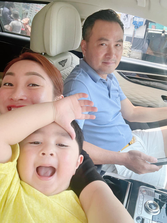 Chi Bảo hiện có hôn nhân viên mãn bên vợ kém 16 tuổi.