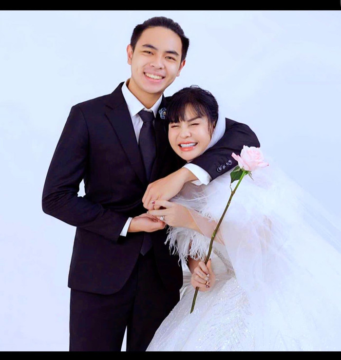 Con trai Cát Phượng ra dáng thanh niên chững chạc, điển trai.