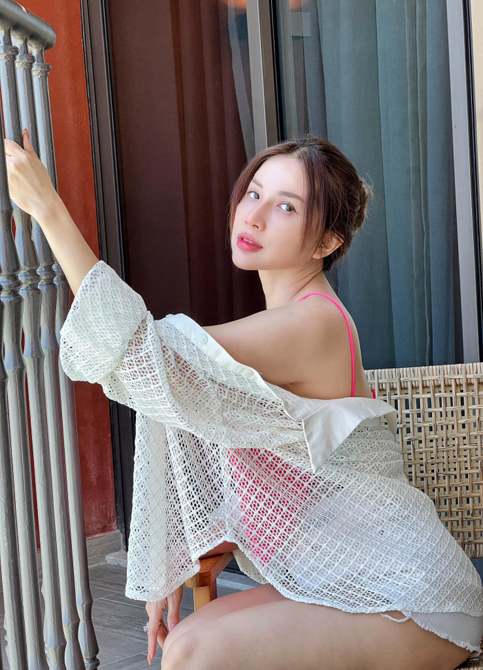 Trong loạt ảnh vừa chia sẻ, Khả Như diện áo croptop hồng nổi bật và áo khoác ren trắng quyến rũ.