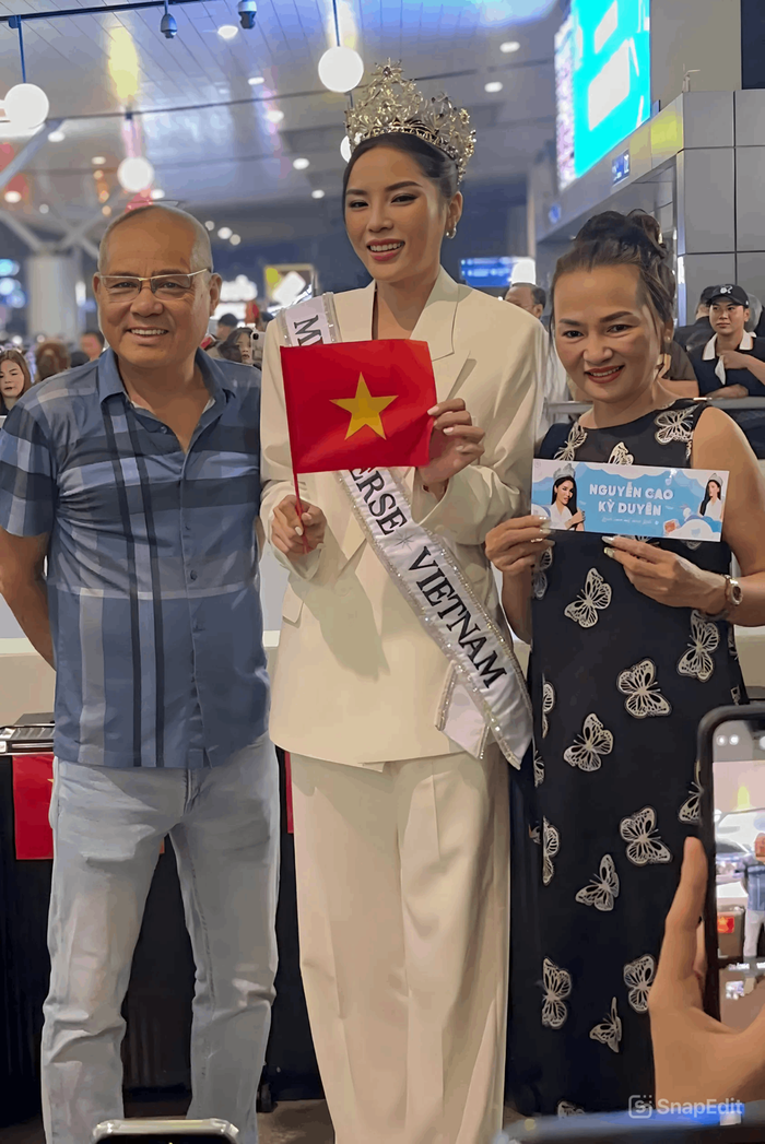 Hoa hậu Kỳ Duyên và ba mẹ tại sân bay ngày 29/10. 
