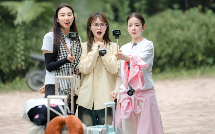 Thuỳ Tiên có dịp hội ngộ với MisThy và Mie.