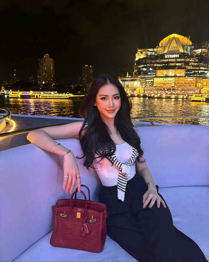 Được biết, người đẹp dư dả về vật chất nhờ công việc đầu tư nhà đất. Bên cạnh đó, việc đăng quang Hoa hậu cũng giúp Bùi Quỳnh Hoa được đổi đời. 