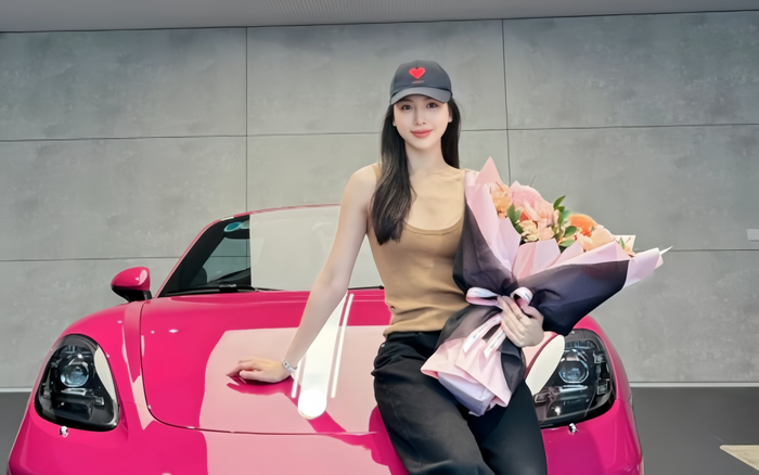 Vào tháng 7 vừa qua, Hoa hậu họ Bùi gây sốt khi tậu mẫu xế hộp mui trần Porsche 718 Boxster Style Edition có trị giá 4,3 tỷ đồng. 