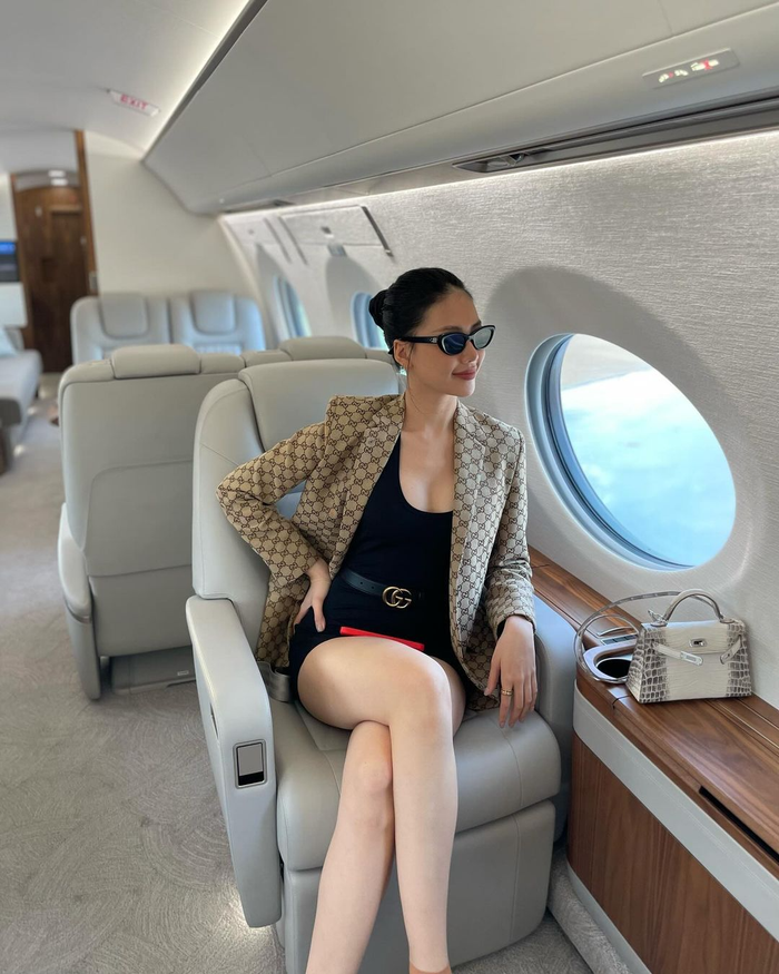 Bên cạnh đó, Hoa hậu Bùi Quỳnh Hoa còn sở hữu nhiều túi hiệu khủng khiến người hâm mộ phải ganh tị. Trong ảnh, người đẹp xác chiếc túi Hermes  Himalaya Kelly size 25 có trị giá lên đến 297,500 USD (tương đương gần 7 tỷ đồng). 