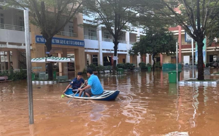 Nước lũ dâng cao, thầy giáo chèo xuồng vào trường để kê đồ dùng học tập lên Ảnh 2