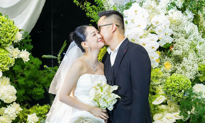 Nữ MC hạnh phúc lên xe hoa ở U40.