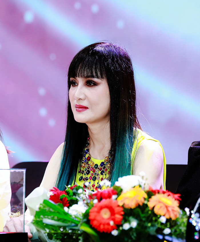 Hiền Mai khoe nhan sắc rạng ngời ở tuổi U50.