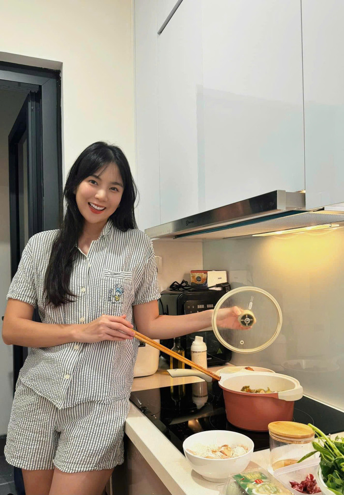 Mai Ngọc chăm chỉ vào bếp nấu nướng mỗi khi rảnh.