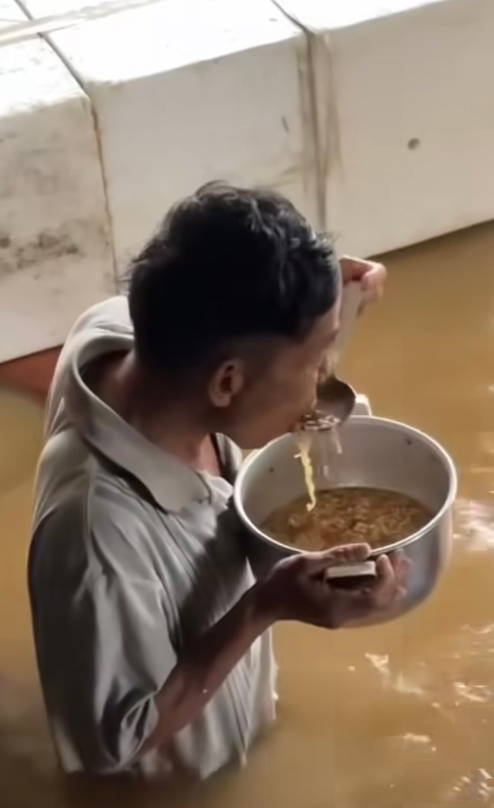 Hình ảnh này đã khiến triệu người rơi nước mắt.