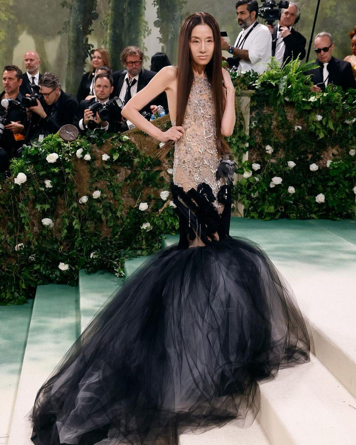 Vera Wang đã được cả thế giới công nhận nhờ thiết kế váy cưới cho nhiều người nổi tiếng diện, bao gồm: Ariana Grande, Kim Kardashian, Chelsea Clinton, Ivanka Trump, Alicia Keys, Mariah Carey, Victoria Beckham và Hilary Duff.