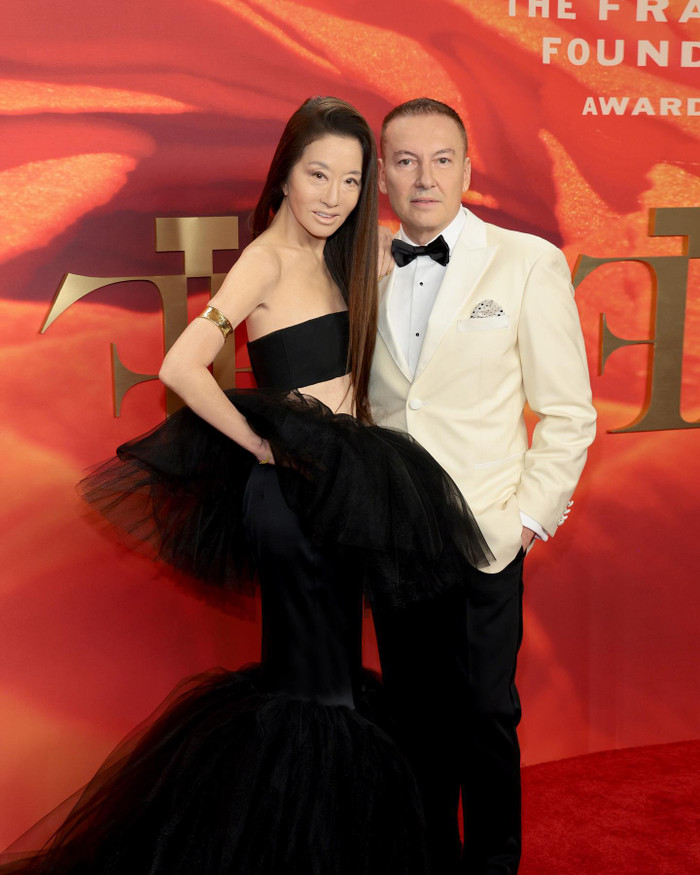 Dù đã ở độ tuổi 'U80', nhà thiết kế gốc Hoa không ngần ngại diện những bộ trang phục trẻ trung, cá tính với đường cắt táo bạo, cut-out gợi cảm.