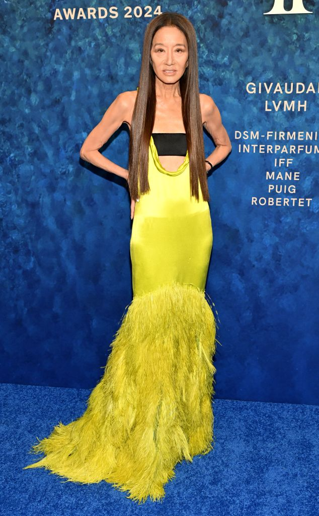 Khi tham dự Lễ trao giải Fragrance Foundation 2024, Vera Wang nổi bật trước ống kính khi chọn một chiếc váy màu xanh neon có phần chân váy đính lông vũ và cổ khoét sâu.