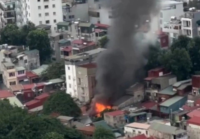 Đám cháy bốc khói hàng chục mét (Ảnh cắt từ video)