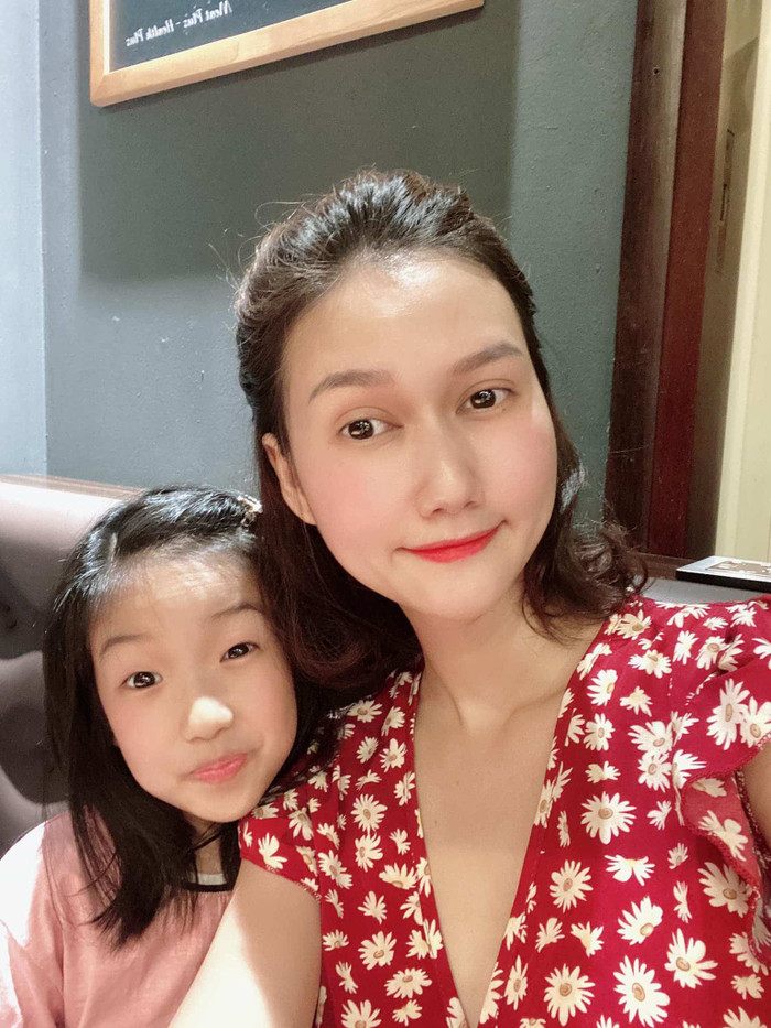 Hương Giang từng gây bất ngờ khi công khai chuyện làm mẹ đơn thân và có một cô con gái với chồng cũ. 