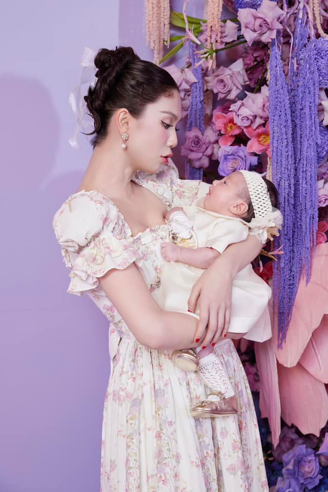 Ngọc Trinh “ra dáng” mẹ bỉm khi bế con gái 1 tháng tuổi của Chi Bảo và Lý Thuỳ Chang.