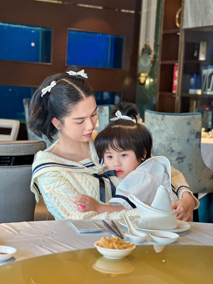 Ngọc Trinh nhận nuôi cháu gái, hết lòng yêu thương và chăm sóc như con ruột.