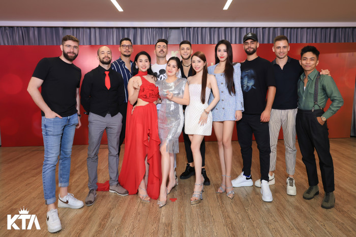 Dàn vũ công Bước Nhảy Hoàn Vũ 2024 đến từ Bulgaria đến chung vui tại buổi tiệc.