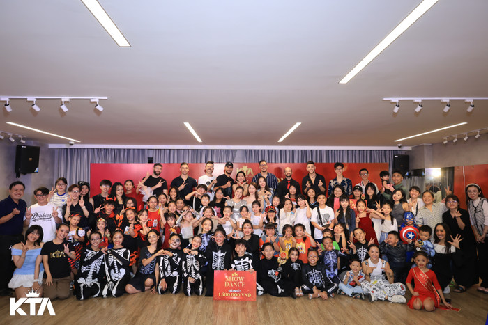 Khánh Thi tổ chức một bữa tiệc Halloween cho học viên và phụ huynh tại KTA - King The Art.