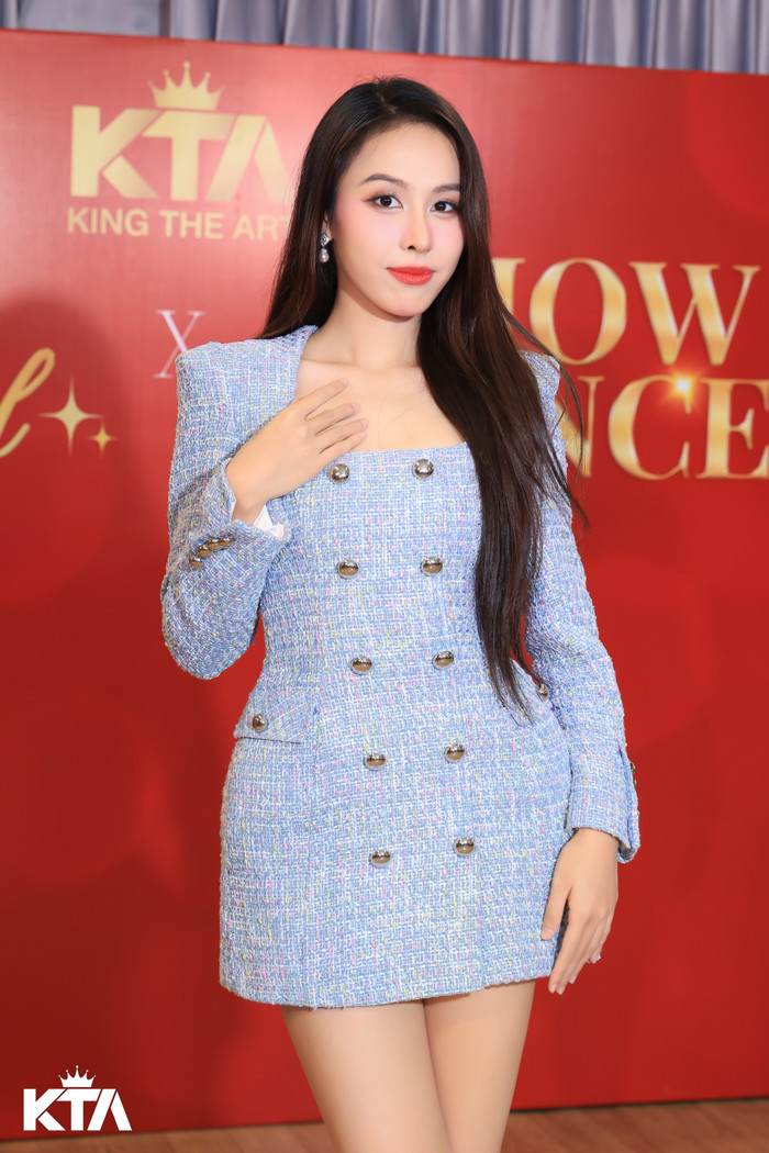Á hậu Ngọc Hằng háo hức khi tham gia buổi tiệc tại KTA - King The Art.