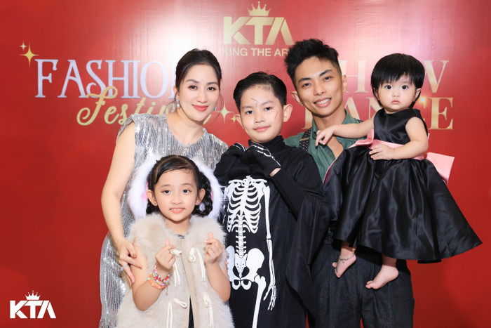 Gia đình nhỏ của Khánh Thi - Phan Hiển.