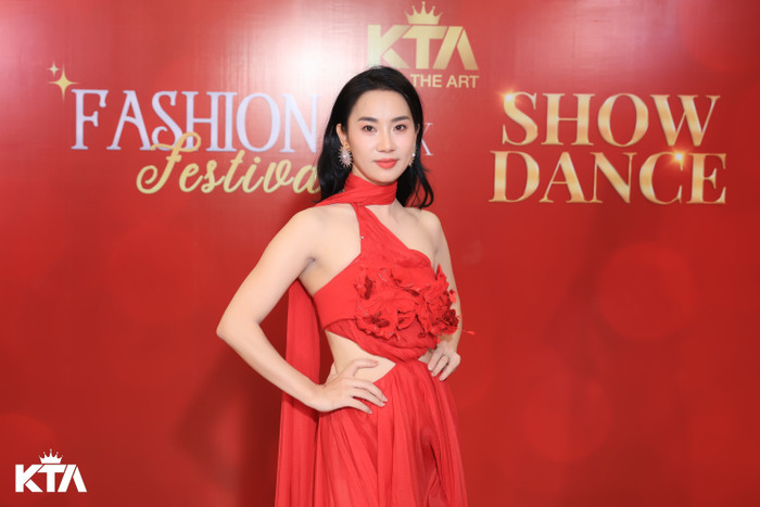 Phạm Lịch đến tham gia chương trình do KTA - King The Art tổ chức nhân dịp Halloween.