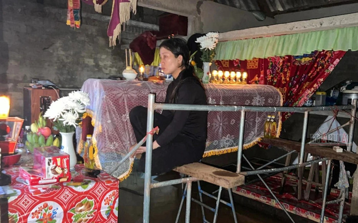 Xót xa con gái 3 ngày ngồi cạnh quan tài cha trong căn nhà ngập lụt gần 2m Ảnh 2