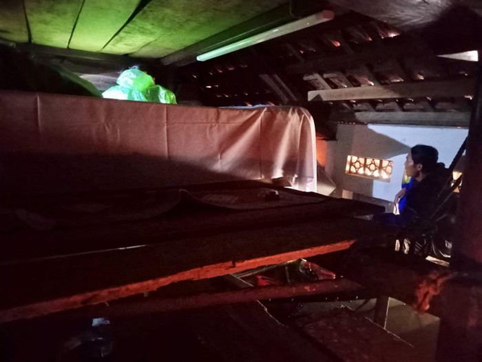 Một cụ bà ở xã Lộc Thủy mất, gia đình phải lắp giàn giáo để đưa quan tài lên cao tránh nước lũ. (Ảnh: VietNamNet)