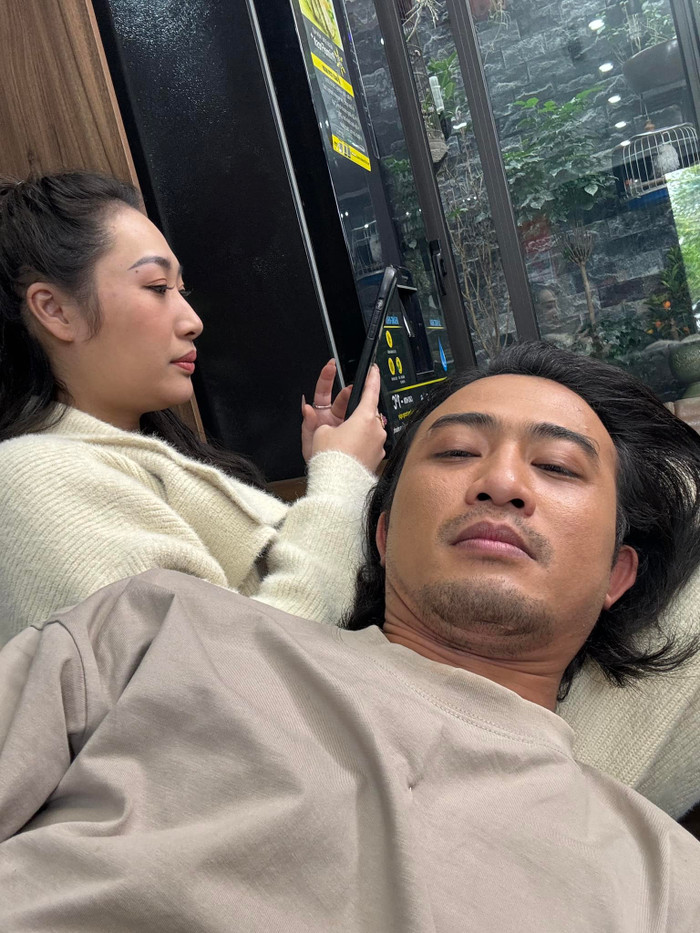 Doãn Quốc Đam đăng ảnh thân mật bên nữ diễn viên Thương Cin khiến cộng đồng mạng đặt nhiều nghi vấn. 