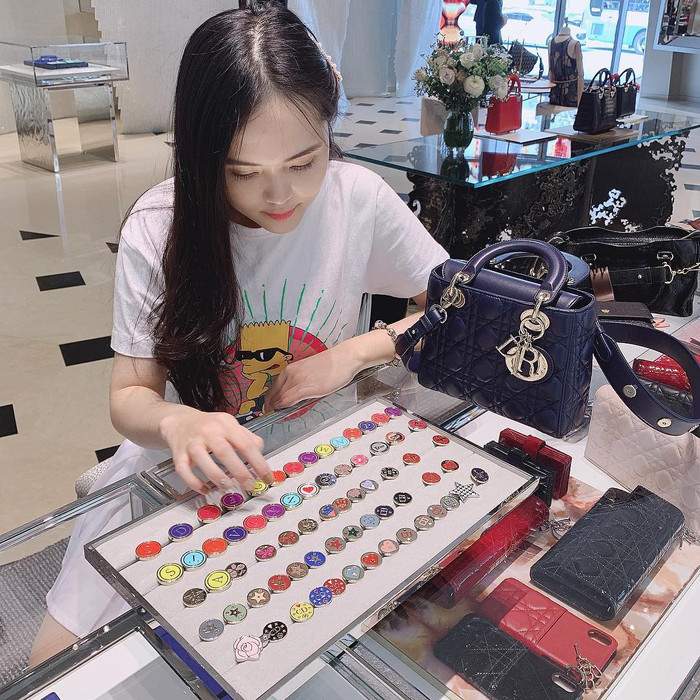 Vợ Duy Mạnh khiến nhiều người trầm trồ bởi độ chi tiêu cho những xa xỉ phẩm.