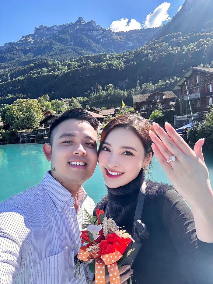 Trước đó, cô nàng được bạn trai cầu hôn ở Thuỵ Sĩ.