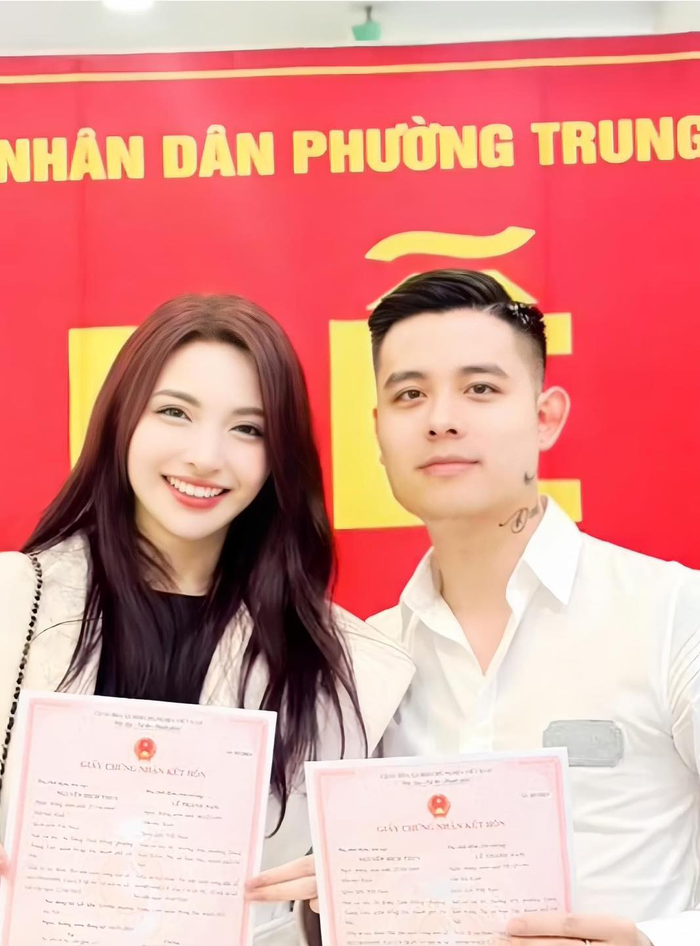 Diễn viên Bích Thuỷ khoe giấy đăng ký kết hôn cùng chồng sắp cưới.